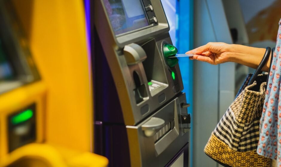 Ribuan ATM Tutup Serentak, Bangkrut Gegara Aturan Baru Pemerintah - OkeWarta.com
