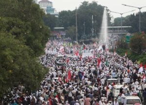 Massa Pro MBG Gelar Unjuk Rasa di Jakpus, Satu Jalur Jalan Medan Merdeka Selatan Ditutup