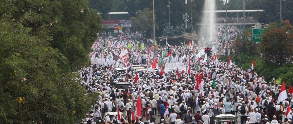 Massa Pro MBG Gelar Unjuk Rasa di Jakpus, Satu Jalur Jalan Medan Merdeka Selatan Ditutup - OkeWarta.com