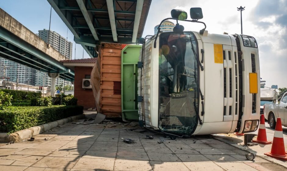 Pria Bergelantungan di Truk Boks Dipicu Senggolan Jalan - OkeWarta.com