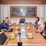 Kemenhub Perkuat Keselamatan Pelayaran, Bagikan 1.690 Life Jacket di Cilacap