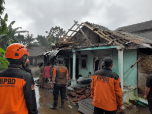 Angin Kencang Rusak Rumah di Ciampea Bogor, Penghuni Terpaksa Mengungsi