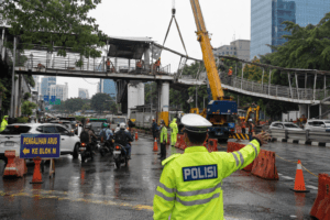 JPO Tendean Dibongkar Usai Ditabrak Truk, Lalin ke Blok M Dialihkan