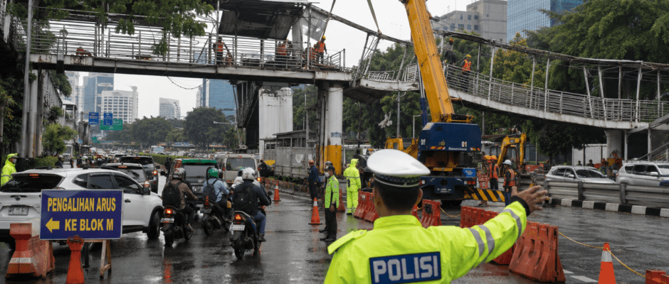 JPO Tendean Dibongkar Usai Ditabrak Truk, Lalin ke Blok M Dialihkan