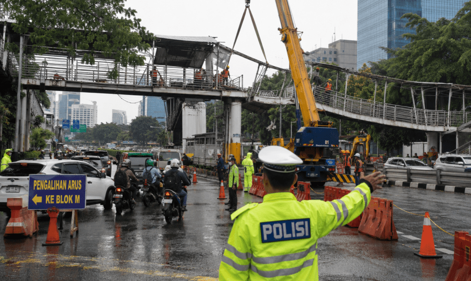 JPO Tendean Dibongkar Usai Ditabrak Truk, Lalin ke Blok M Dialihkan